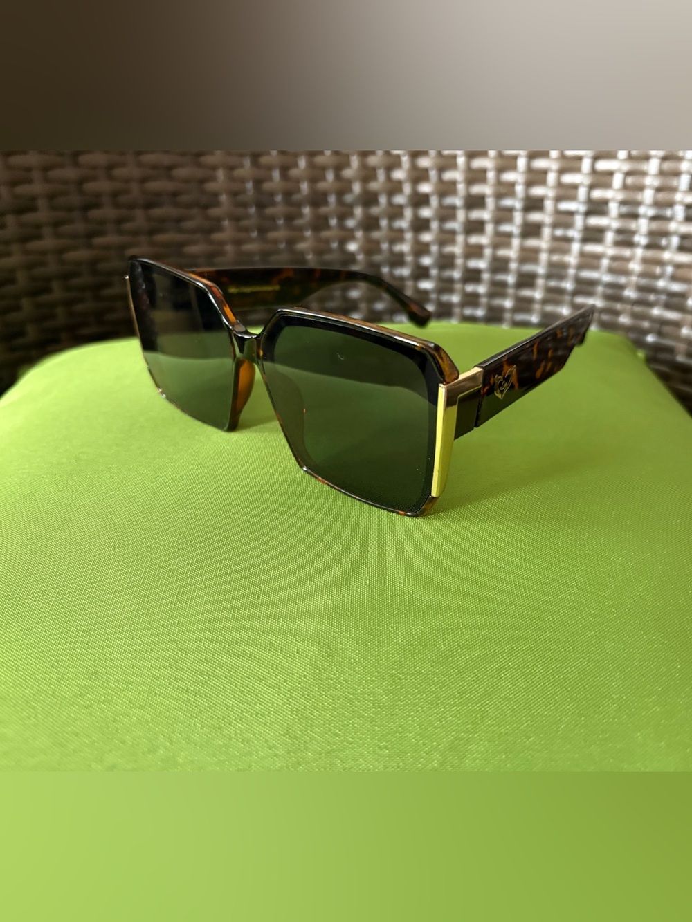 Tortoise Square Sunglasses - Brown/Gold Women’s Fashion Shades